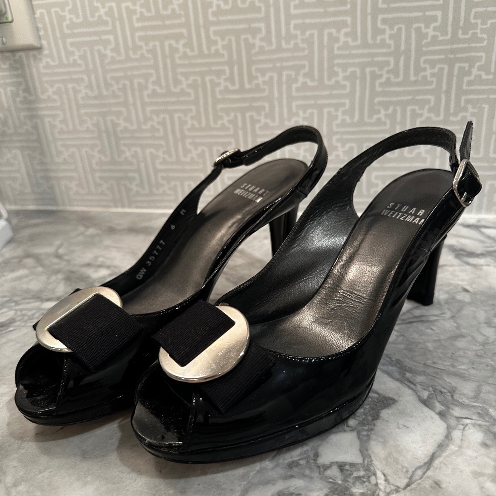 Peep toe, patent leather pumps.
